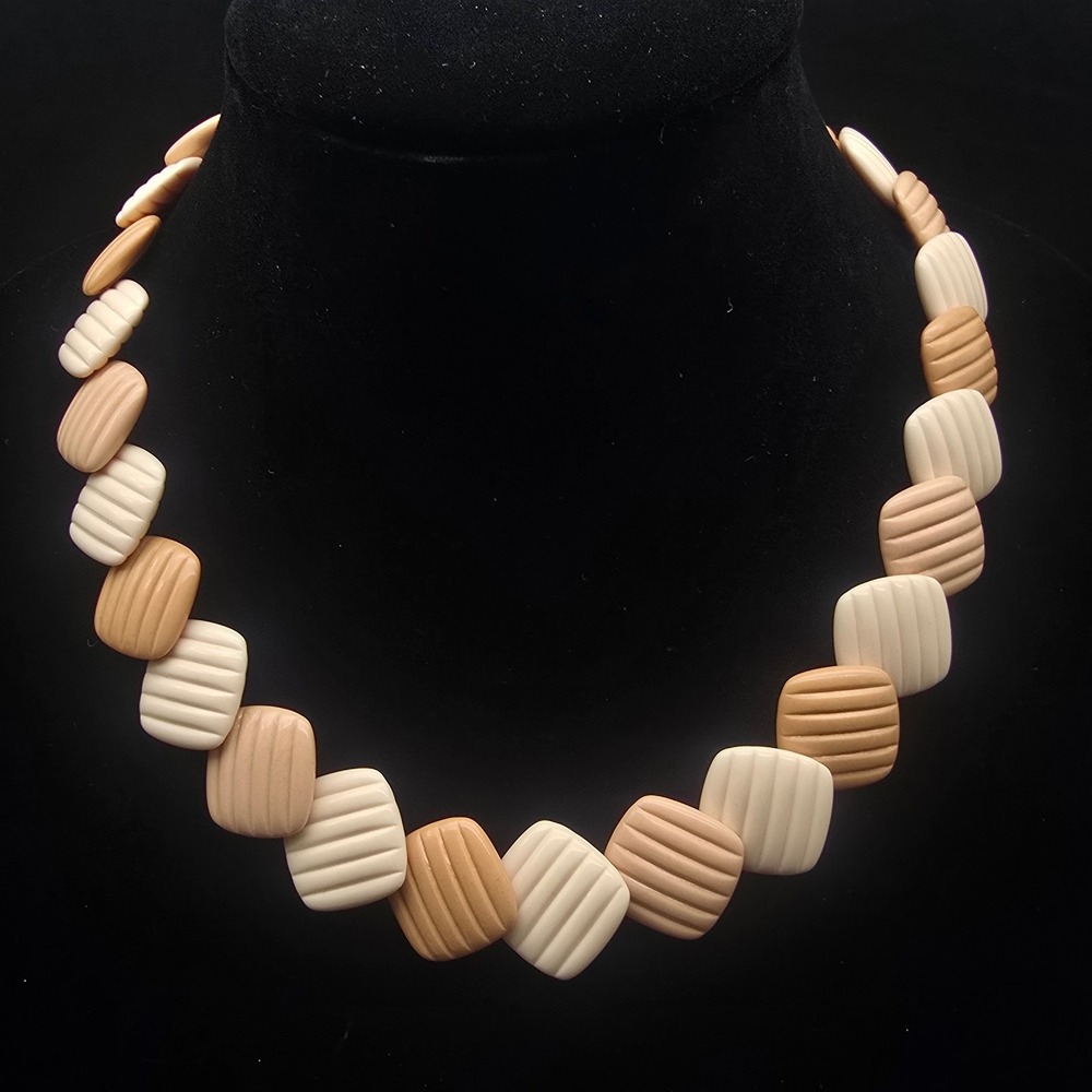 Avon 1985 Summer Sands Necklace Beige Ribbed Square Plastic Vintage